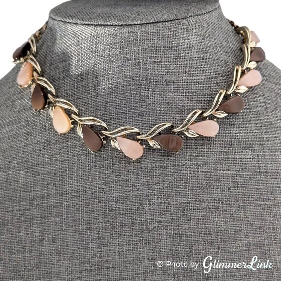 Vintage Brown & Cream Lucite Thermoset Teardrop Gold Tone Choker Necklace - Picture 3 of 9